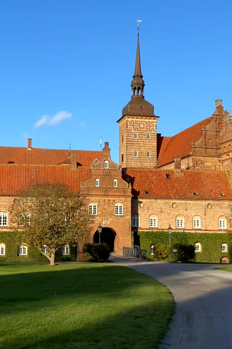 A picture of Holckenhavn castle in the daytime